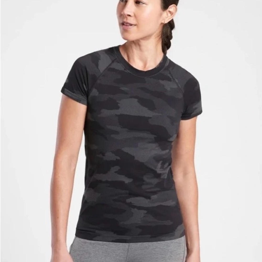 Athleta Momentum Camo Tee Grey Workout T-Shirt Size Large
